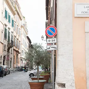 https://domus-giulia.it-romehotels.com